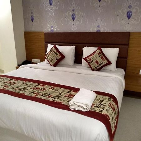 Hotel Airport D'Capitol Ню Делхи Екстериор снимка