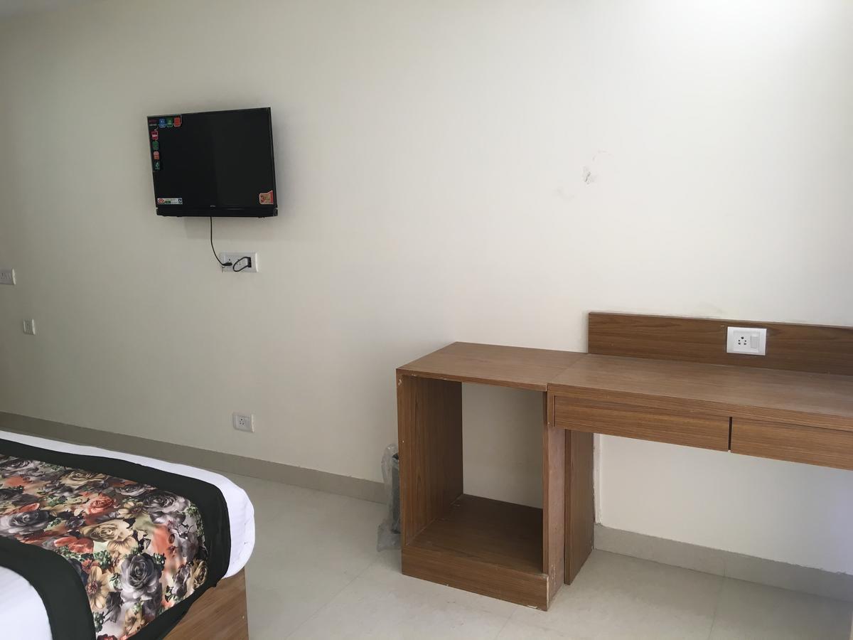Hotel Airport D'Capitol Ню Делхи Екстериор снимка