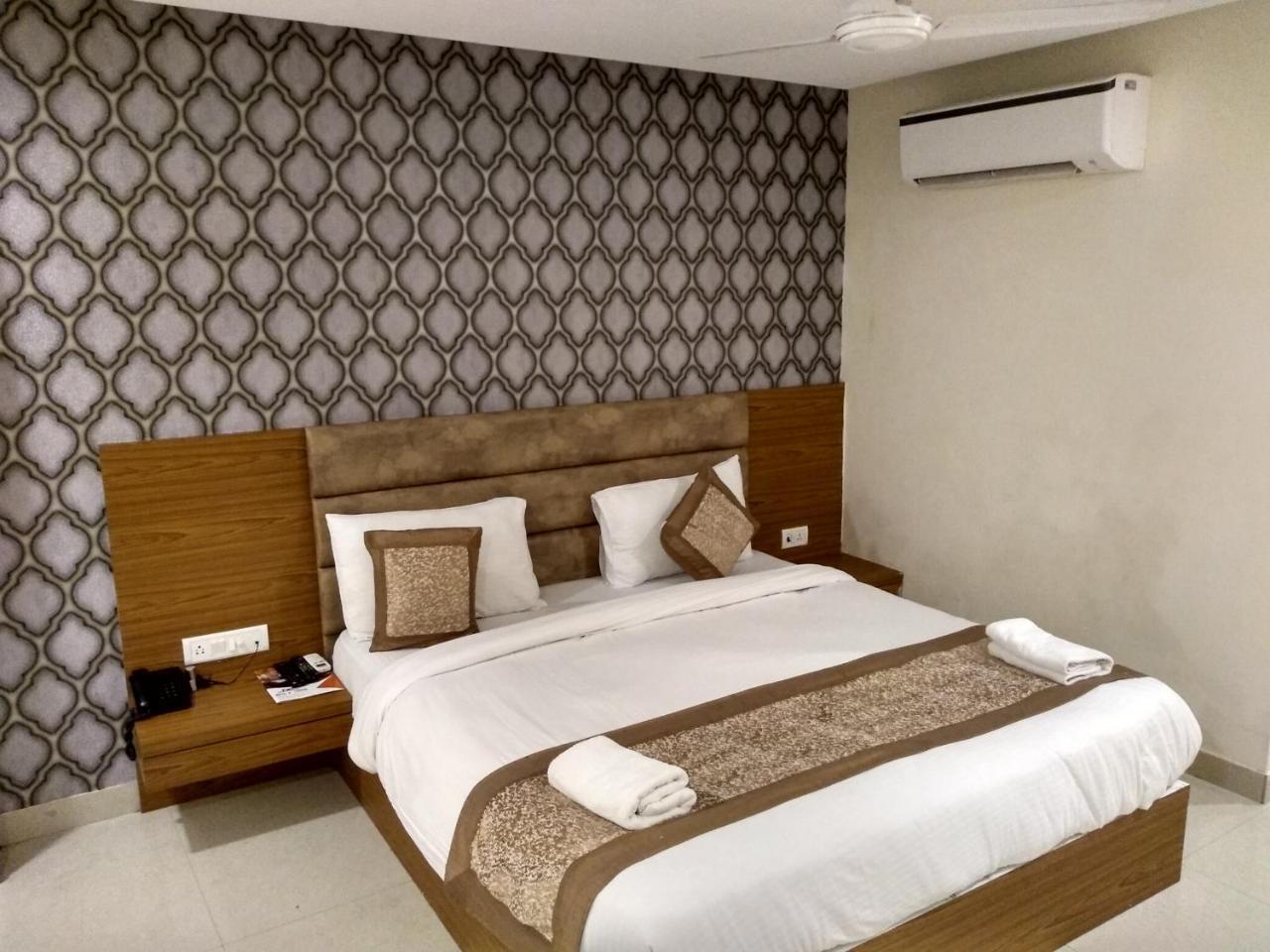 Hotel Airport D'Capitol Ню Делхи Екстериор снимка